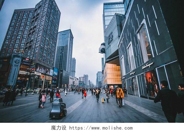 中国西南四川省成都市中心的成都国际金融广场巡逻的智能安全机器人.